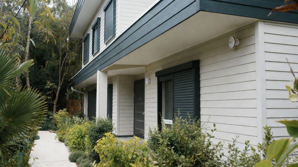 Muestra una imagen de sirenas y altavoces domóticos
