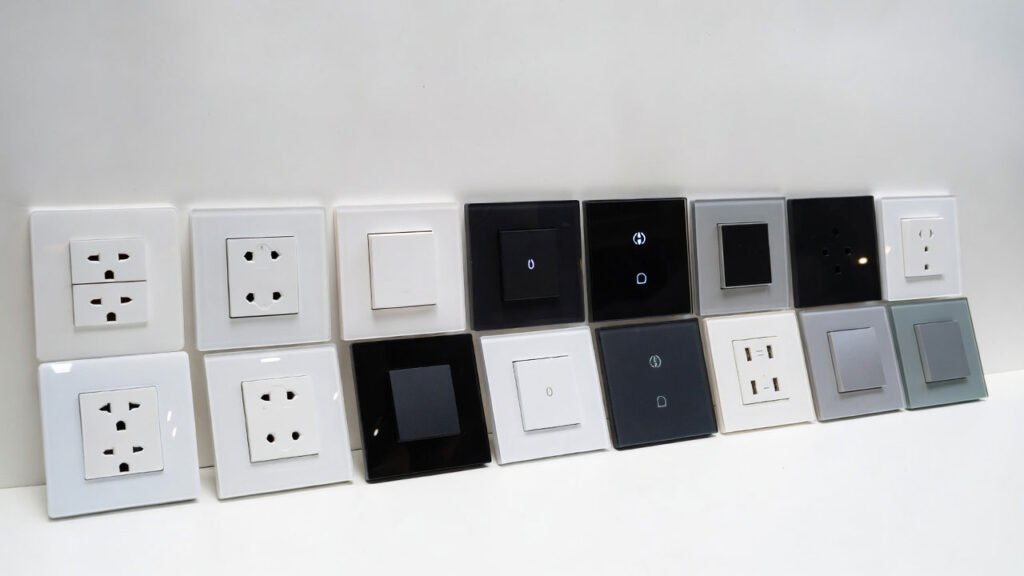 Muestra una serie de interruptores inteligentes de diversos tipos.