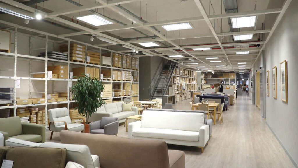 Muestra una tienda del estilo de Ikea donde se pueden elegir las 21 novedades ikea smart home españa 2026
