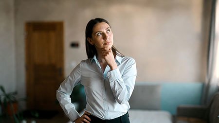 La imagen muestra a una persona dudando entre qué productos de domótica comprar.